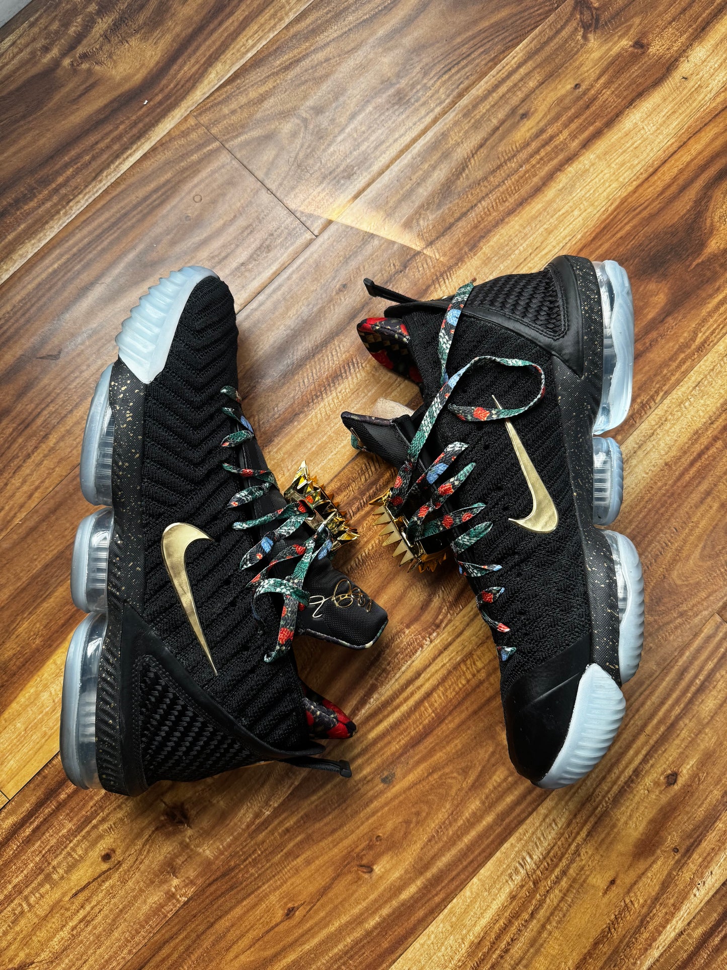 Lebron 16 Watch the Throne