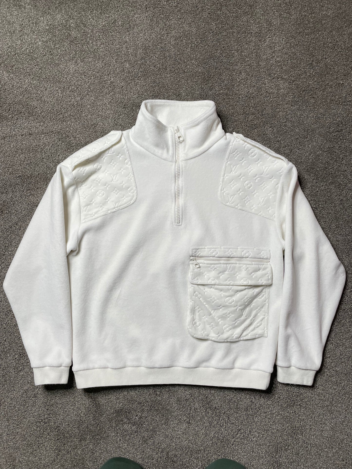 RUNWAY Plain Rainbow white monogram sweater